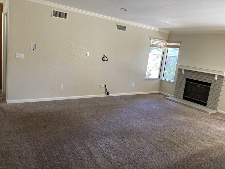 Main living room - 38693 Huntington Cir