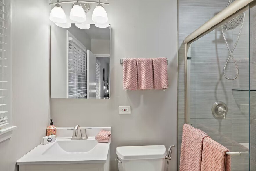 Full bathroom 1 - 1002 Juniper Ln