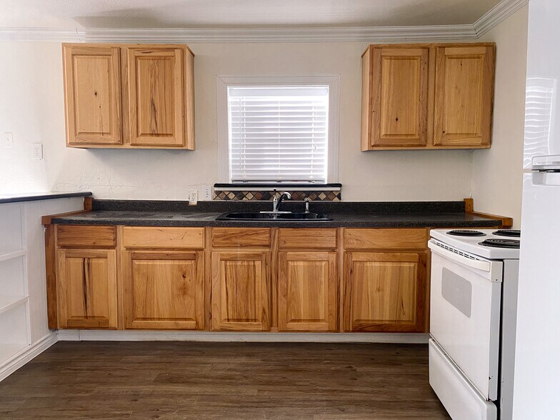 Building Photo - 109 E 3rd St