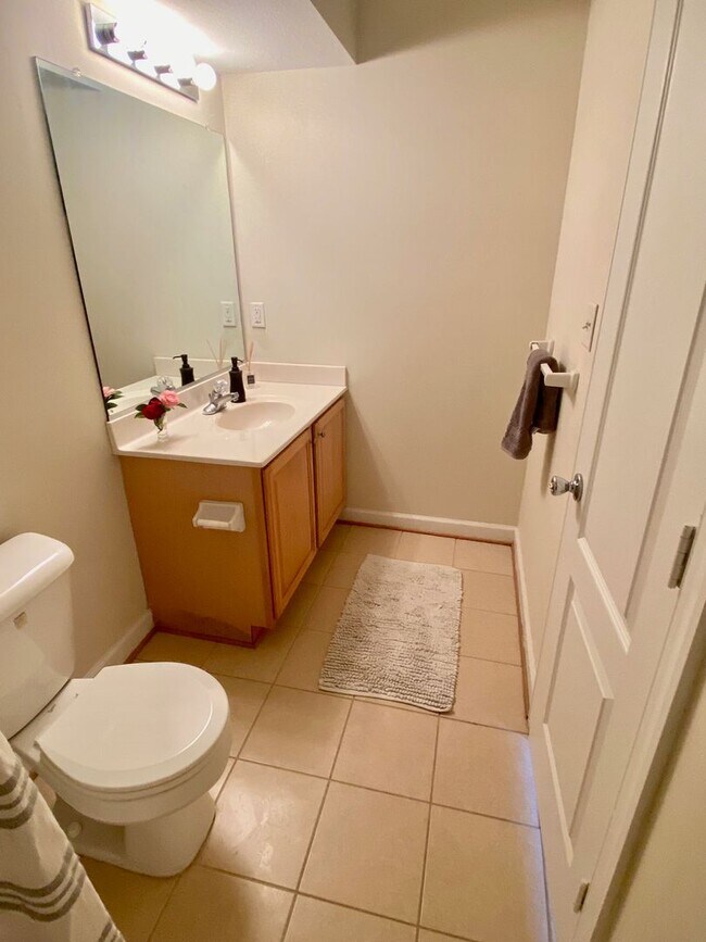 Building Photo - 3BD/3.5 Condo with Garage & Backyard in Shadowlawn! Blocks to the Beach! AVAILABLE NOW!