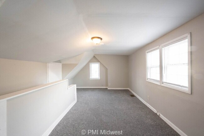 Building Photo - "Charming 3-Bedroom Haven with Spacious Living in Indianapolis – 2,190 Sq Ft of Comfort!"