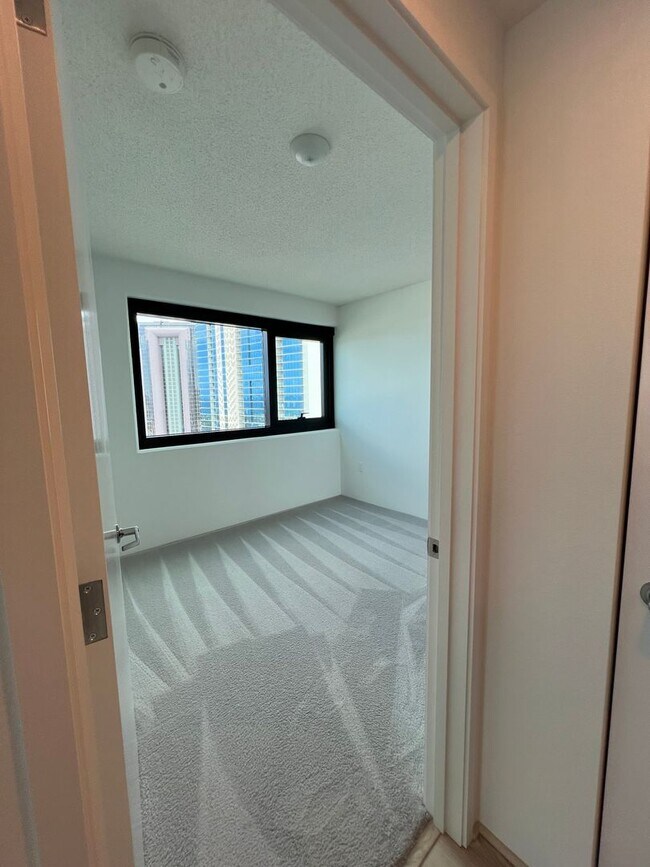 Building Photo - Brand New Kakaako Ililani Condo 2 bedroom ...