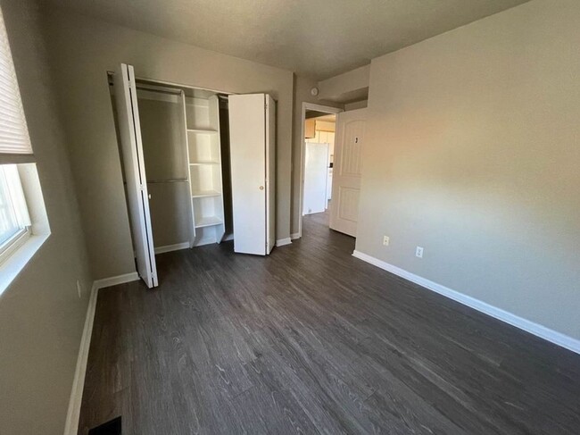 Building Photo - **4 Bed/2 Bath Upper Unit Apartment in Gre...