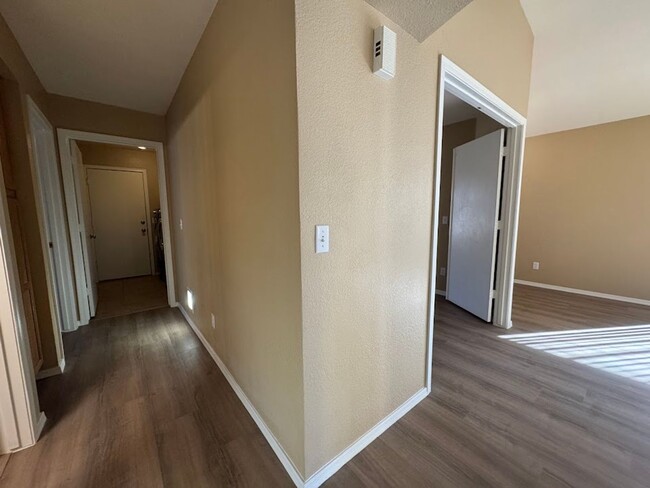 Building Photo - BEAUTIFUL 2 BEDROOM 2 BATHROOM WITH A DEN ...