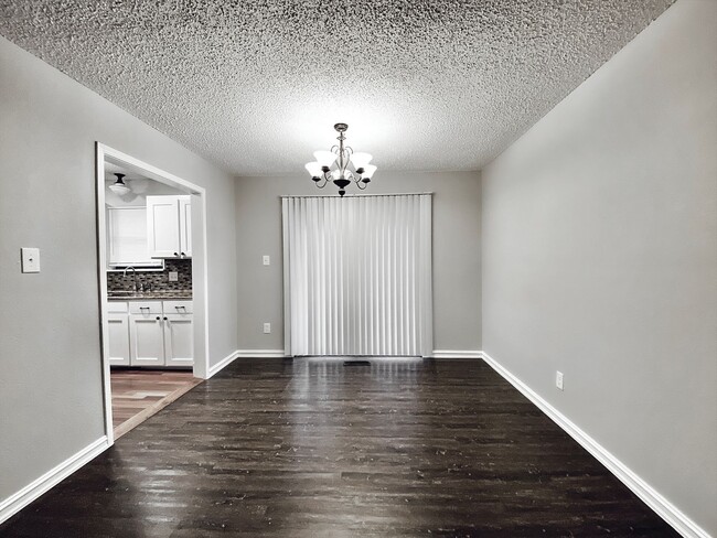 Building Photo - Stylish & Convenient 3/2/2 Home in Jenks