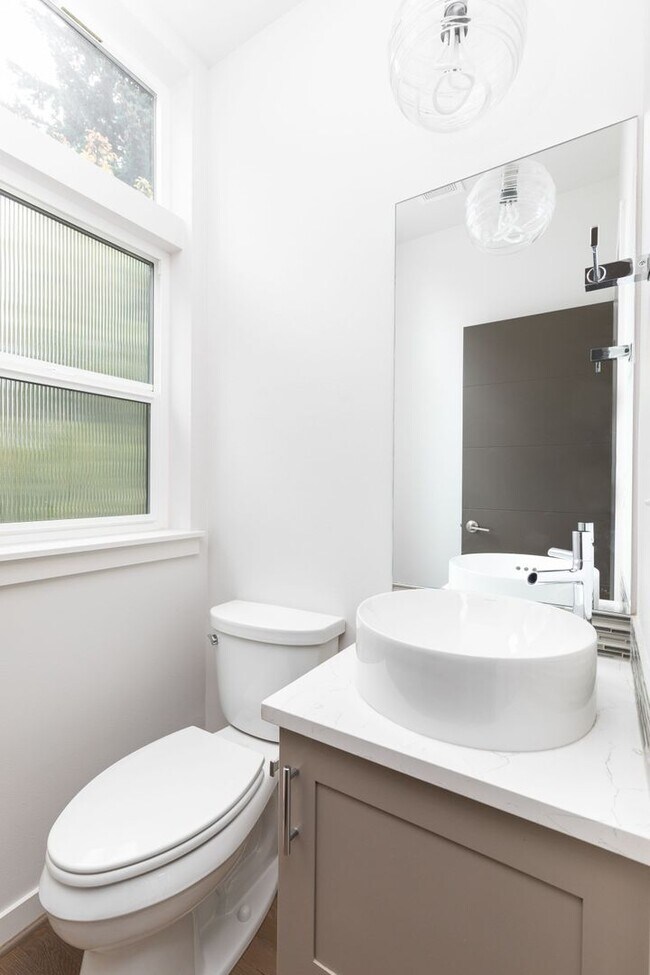 Building Photo - Contemporary 3 Bedroom Ballard Townhome in Prime Location