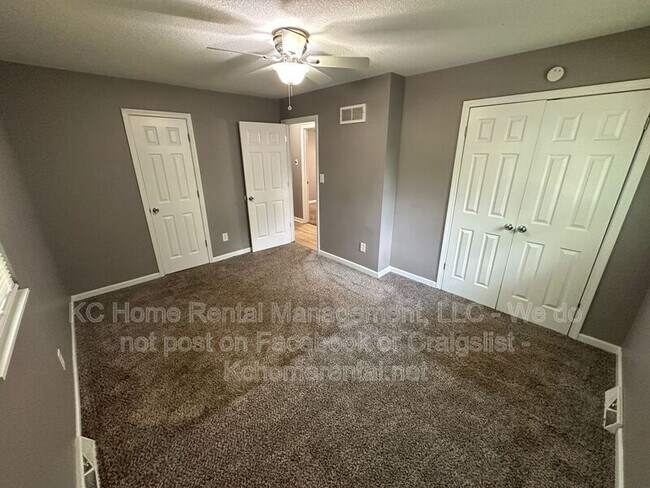 Building Photo - 424 NE Lakeview Dr