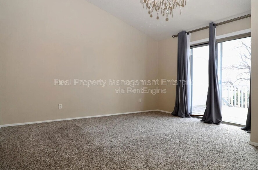 Building Photo - 5805 Hefner Village Ct