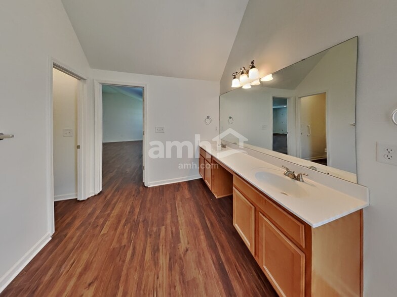 Building Photo - 5818 Parkstone Dr