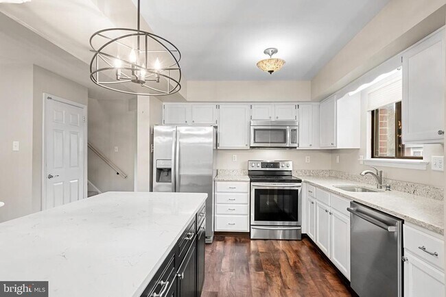 Building Photo - 201 Fairfax Ct