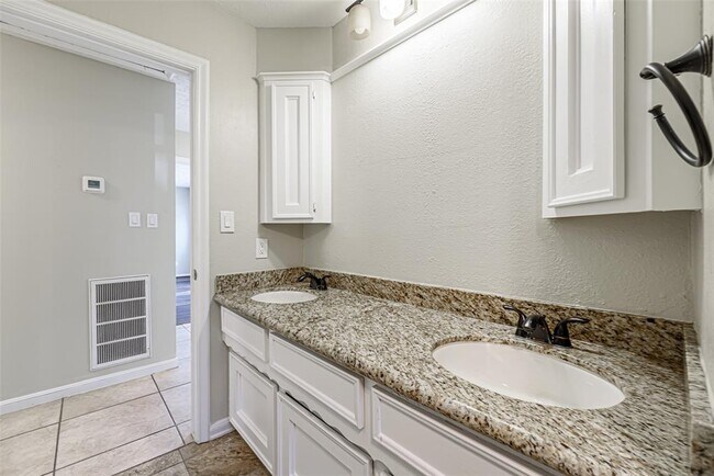 Building Photo - 102 Butlers Ct
