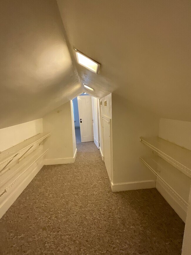 Building Photo - Adorable One Bedroom in Historic Downtown Portsmouth