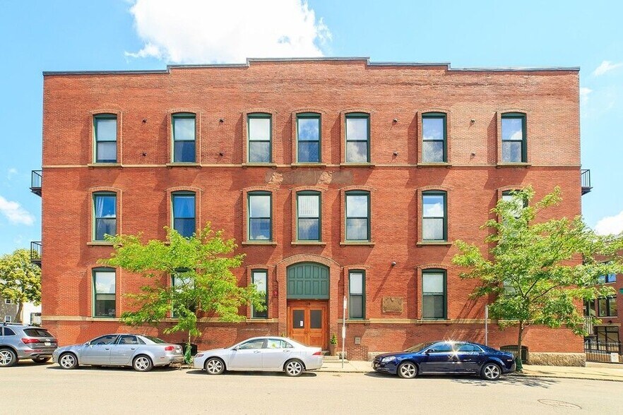 Building Photo - 125 B St