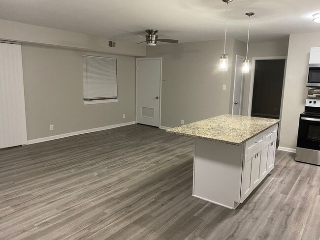 Building Photo - Spacious 1 Br Unit walking distance to Edsall Station