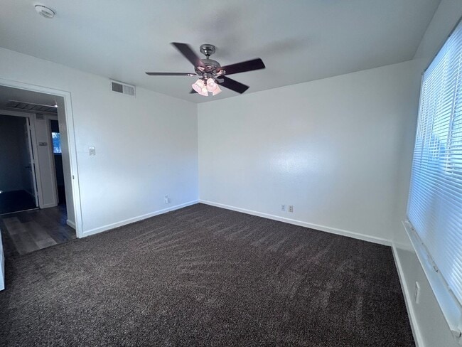 Building Photo - Three Bedroom Two Bathroom Home