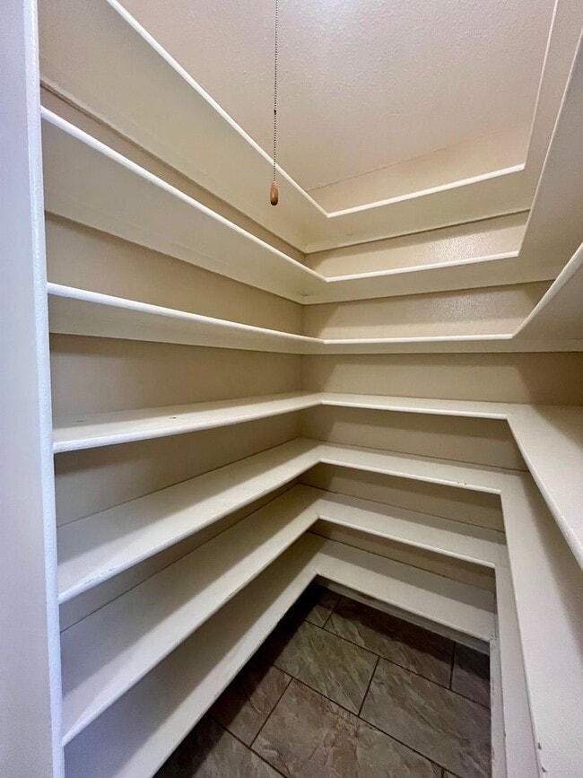Building Photo - 3/2/2 Single Story Hidden Gem ~ Conveniently Located to RAFB, SAMMC & shopping ~ Move in Ready!