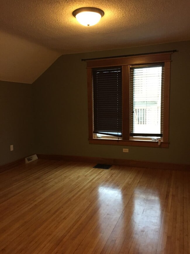 Building Photo - 1414 1/2 Jefferson Street - Available June! - Income Restricted Unit