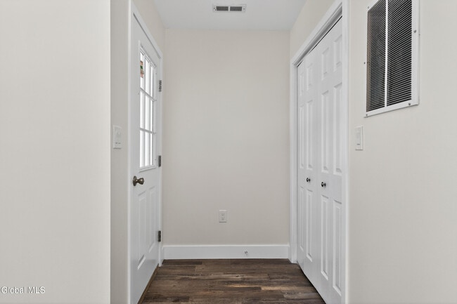 Building Photo - 6 Arrow St