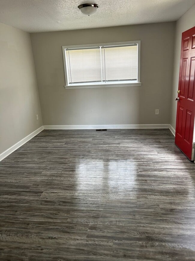 Building Photo - 3 Bedroom One Bath House For Rent