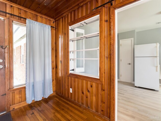 Building Photo - 1102 E Texar Dr