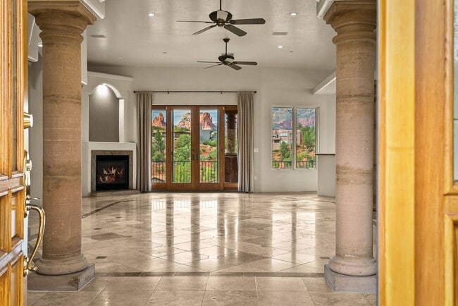 Building Photo - 227 Les Springs Dr