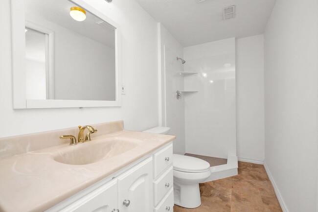 Building Photo - Amazing 4 Bed - 3.5 Bath, Pet-Friendly Lay...