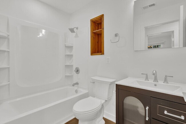 Building Photo - Newly Renovated Beauty!