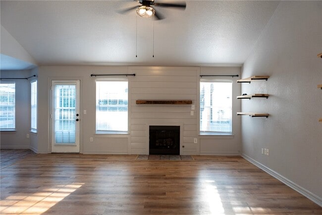 Building Photo - 833 S Eastview Dr