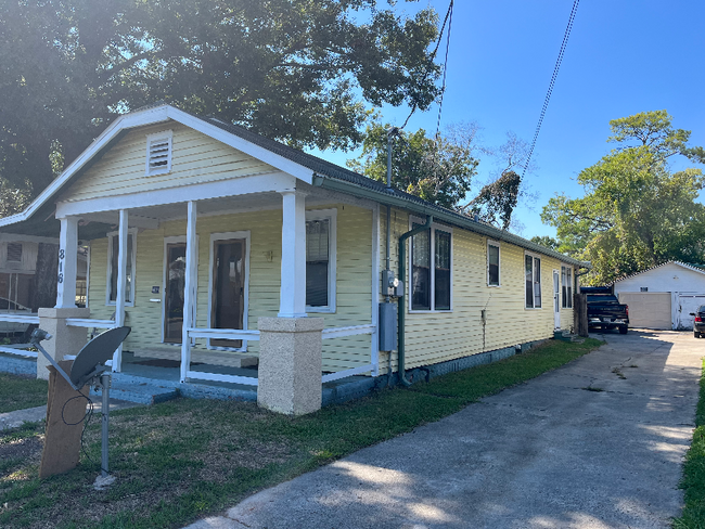 Building Photo - 816 Iberia St