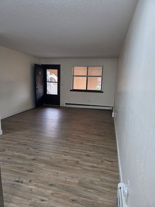 Building Photo - Remodeled 2 Bedroom, 1 Bathroom Apartment- Close to shopping!