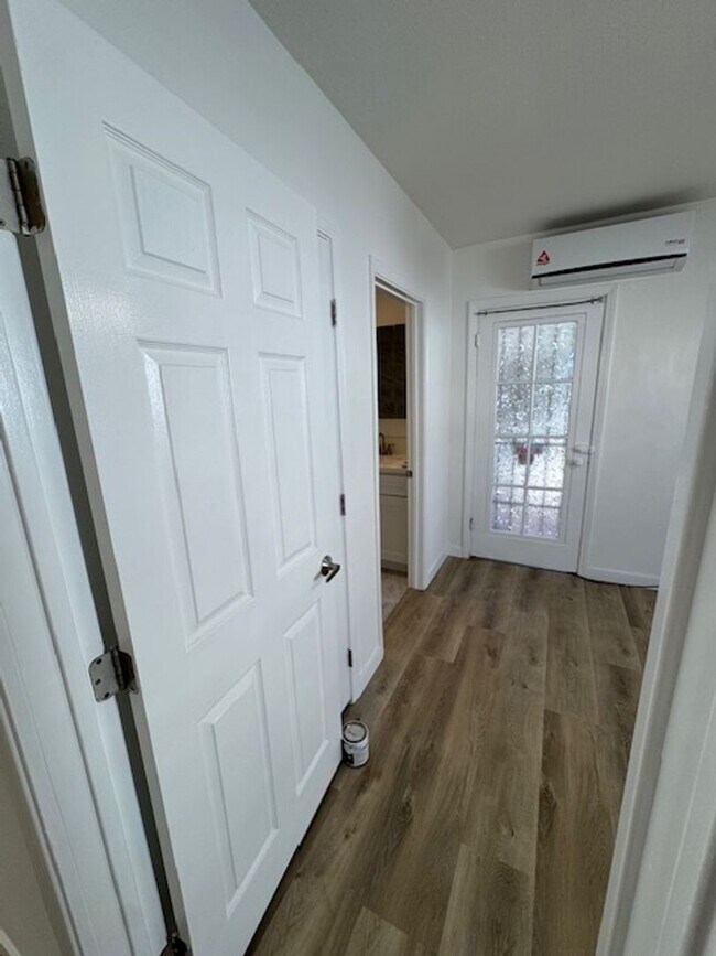 Building Photo - Beautiful 3 bedroom 2 bath HOME... no expenses spared!  Washer/Dryer... A/C Splitters... on a sle...