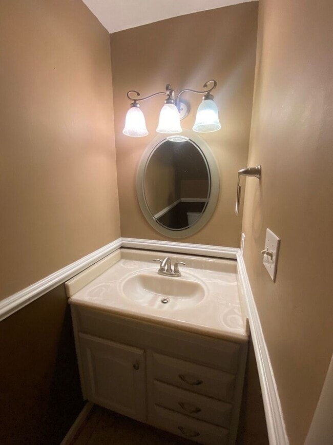 Building Photo - 2 Bedroom 1.5 Bath Townhome
