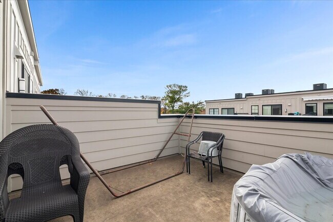 Building Photo - Modern 2024 Townhome with Rooftop Terrace.
