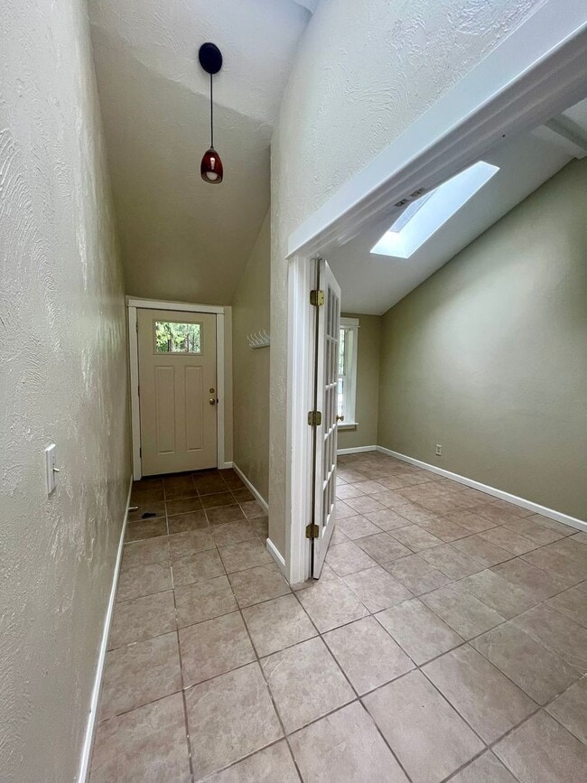 Building Photo - PENDING APPLICATION; Private Westside 3 BD+Den