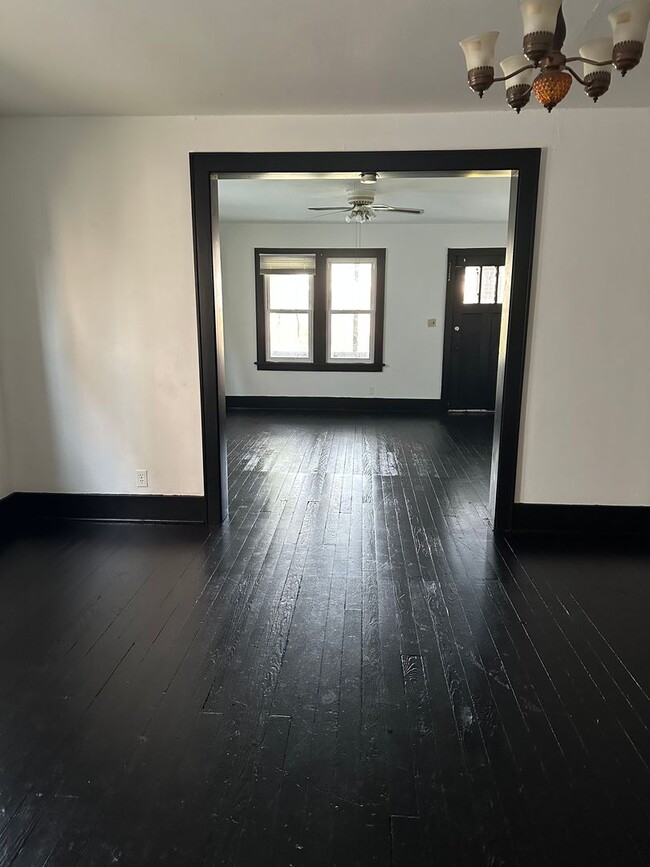 Building Photo - 1413 Wellesley Ave
