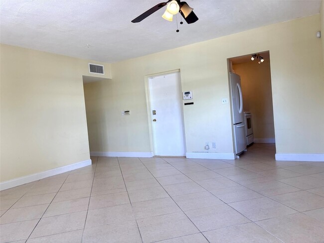 Building Photo - 1407 NE 56th St