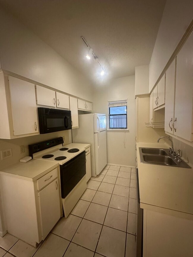 Building Photo - Windtree Condos 60% Commissions