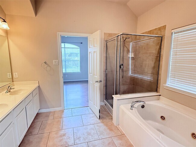 Building Photo - 13907 Normandy Ct