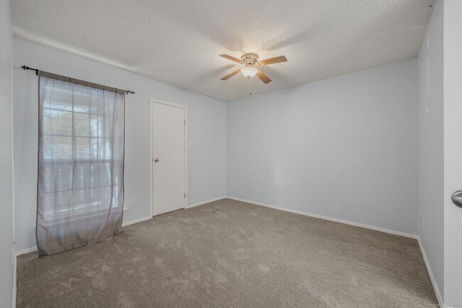Building Photo - 33 Crown Knoll Ct