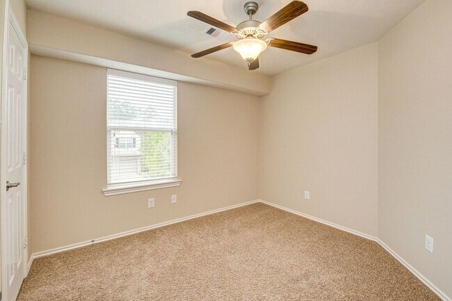 Building Photo - 23 Fairlee Ct