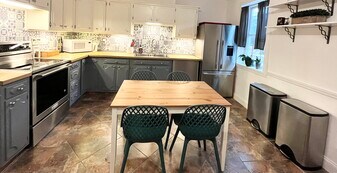 Building Photo - 614 G St SW