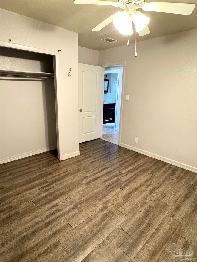 Building Photo - 1010 Hawthorn Dr