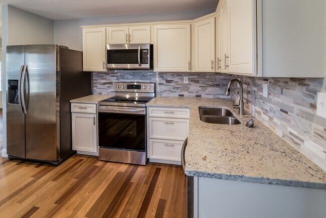 Building Photo - Gorgeous 4-Bedroom Home in Goose Creek