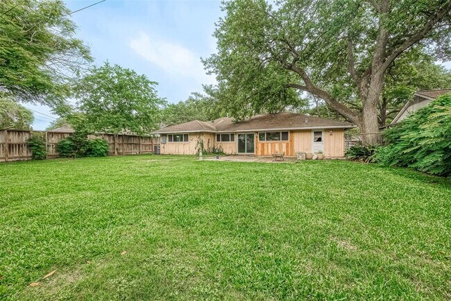 Building Photo - 5238 Beechnut St