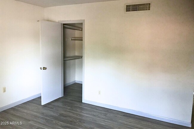 Building Photo - 7653 E Vista Dr