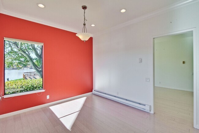 Building Photo - 1108 Shoreline Dr