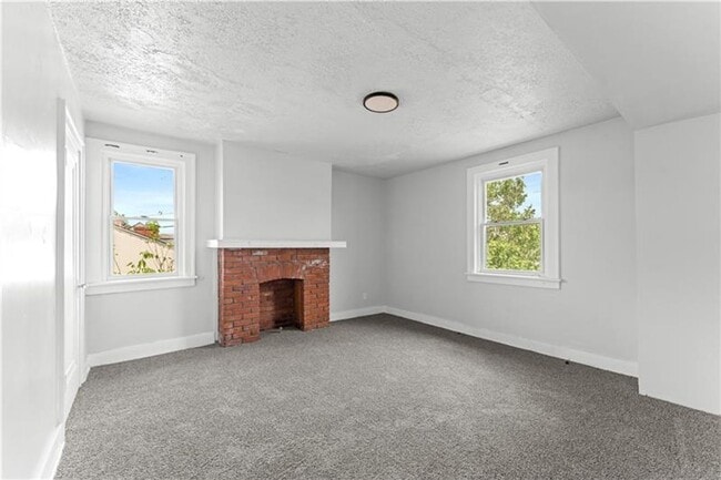 Building Photo - Spacious 4 Bedroom, 1 Bath Home in Crafton...