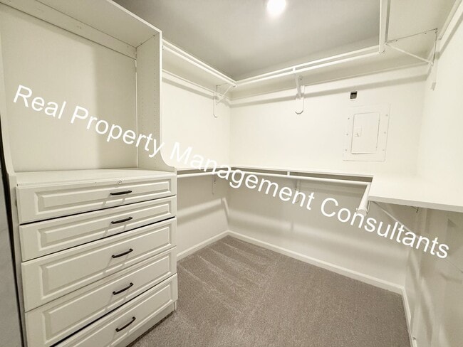Building Photo - 4 Bed 2 Bath Prairie Village ranch style home!