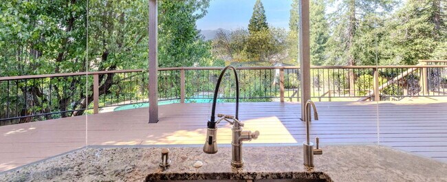 Building Photo - Gorgeous Executive Level Home 4 beds 3 baths close to hospitals and courthouse