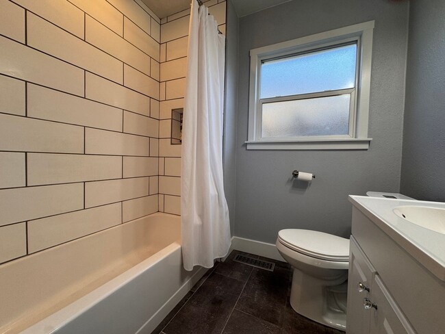 Building Photo - 120 S Roop St